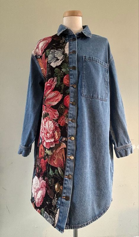 Spijkerjurk met gobelin pand boeket bloemen