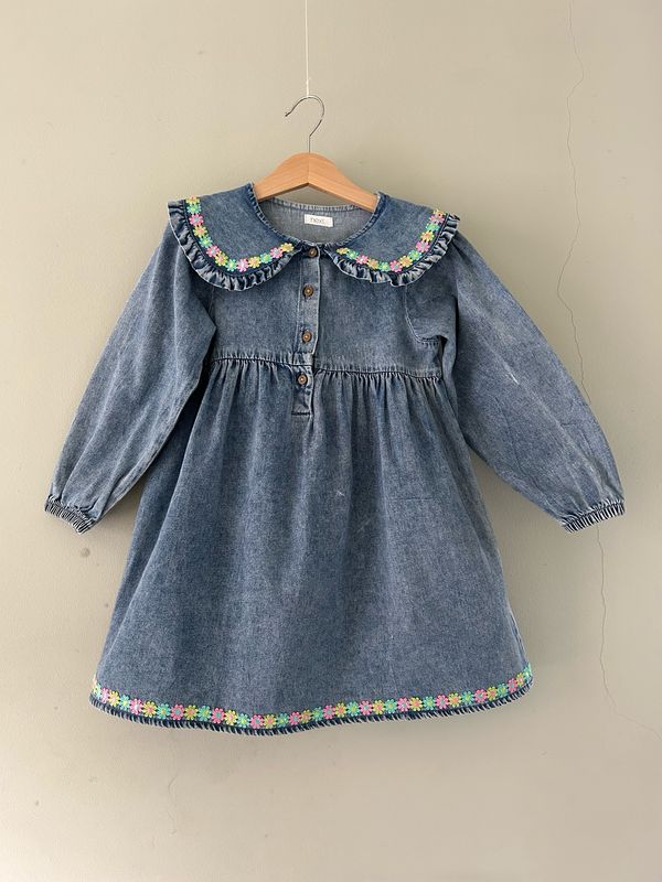 Jurkje van soepele spijkerstof, met lief bloemetjesrandje. maat 116