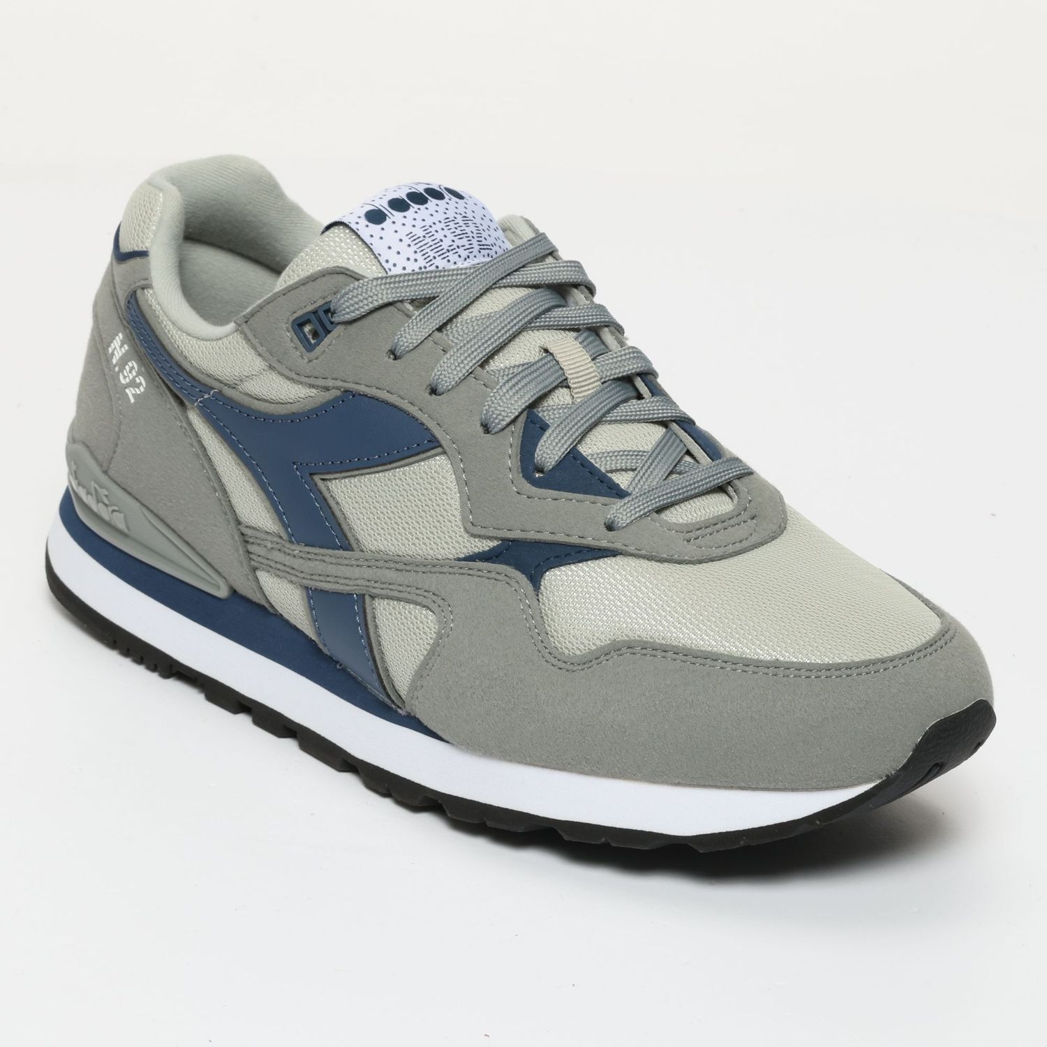 DIADORA