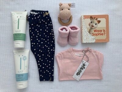 Dirkje - broekje & longsleeve & BamBam - sokjes - Sophie la giraf - voelboekje & Naif - washgel & shampoo & Jollein - rammelaar / bijtring