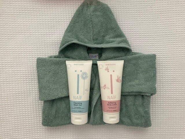 Badpakket  - badjasje & Naif cleansing wash gel & bodylotion 200 ml