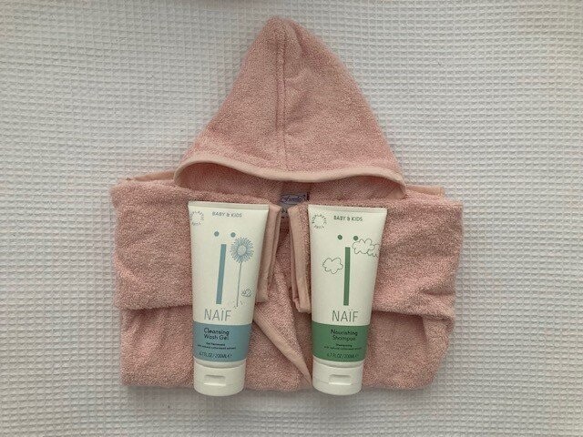 Badpakket - badjas & Naif cleansing wash gel & shampoo 200 ml