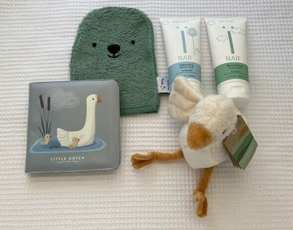 Groot badpakket: Little Dutch - badboekje & knuffelgans / Naif  - wash gel  & shampoo / Nifty - washand