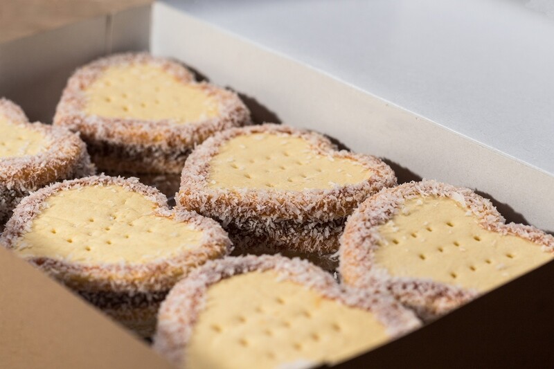 Alfajores de maicena espolvoreados con coco y extra de manjar.