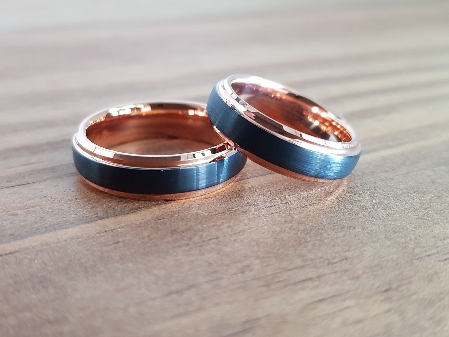 Anillo de boda Tungsteno negro con baño parcial oro rosa