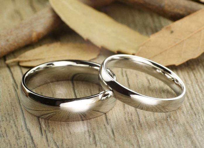 Alianza de boda en plata solida de primera ley  (4mm ancho)