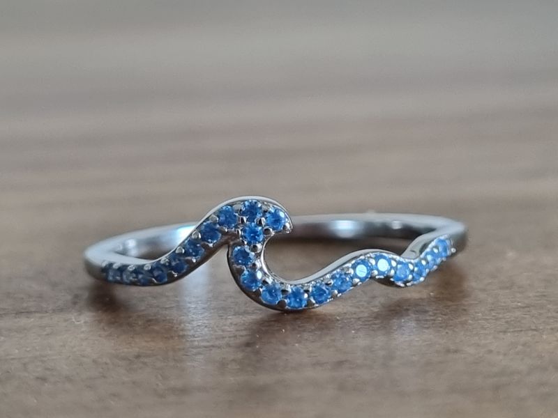 Anillo ola de mar en plata de ley 925 con circonitas