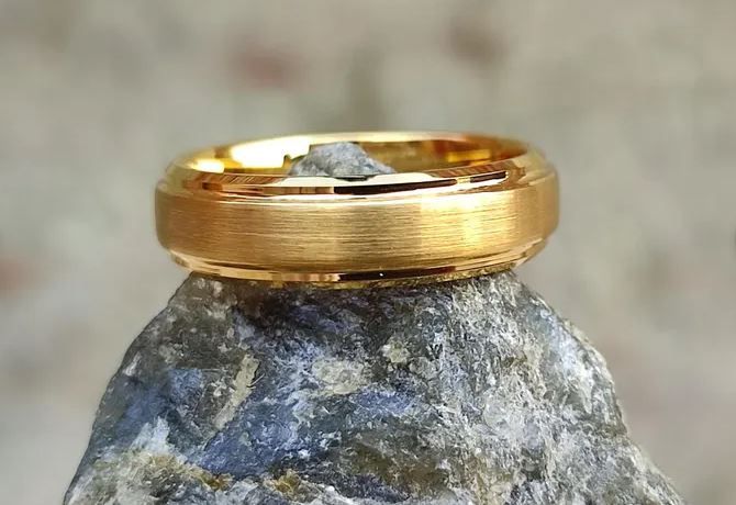 Alianza de boda en Tungsteno cepillado con baño de oro 18k