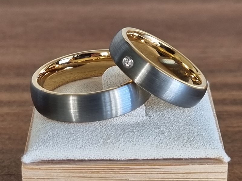 Pack 2 alianzas de boda en Tungsteno cepillado con baño parcial de oro 18k