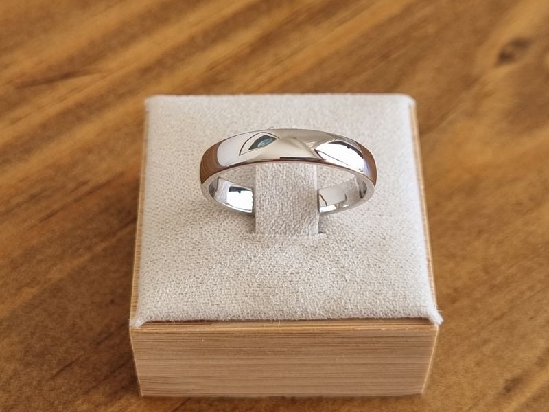 Alianza de boda en plata solida de primera ley  (4mm ancho)