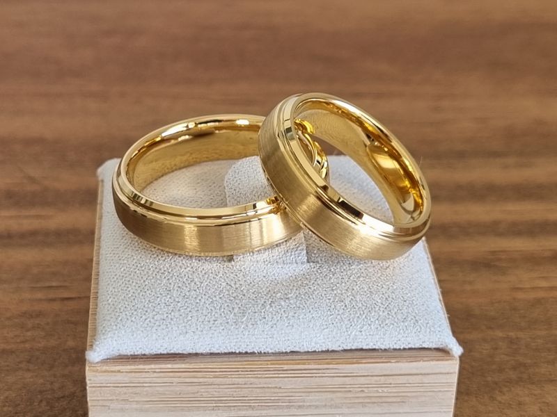 Lote 2 anillos de boda en Tungsteno cepillado chapado en oro 18k