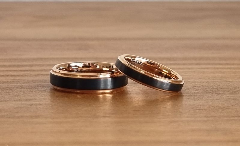 Anillo de boda Tungsteno negro con baño parcial oro rosa