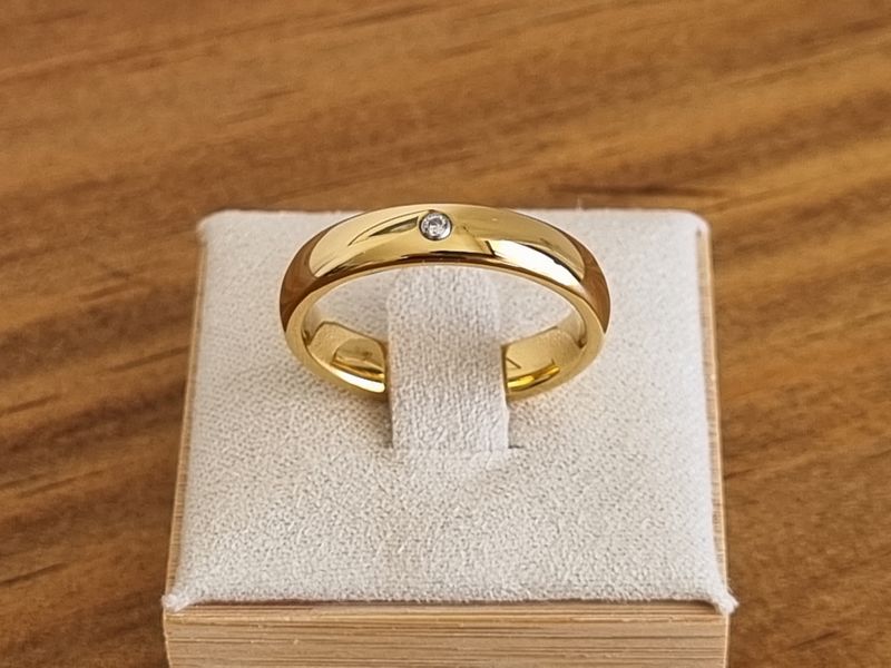 Alianza de boda en Tungsteno con baño de oro y circonita