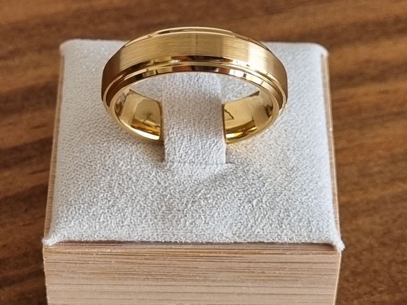 Alianza de boda en Tungsteno cepillado con baño de oro 18k
