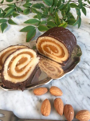 BRAZO DE MAZAPAN MANJAR BAÑADO EN CHOCOLATE