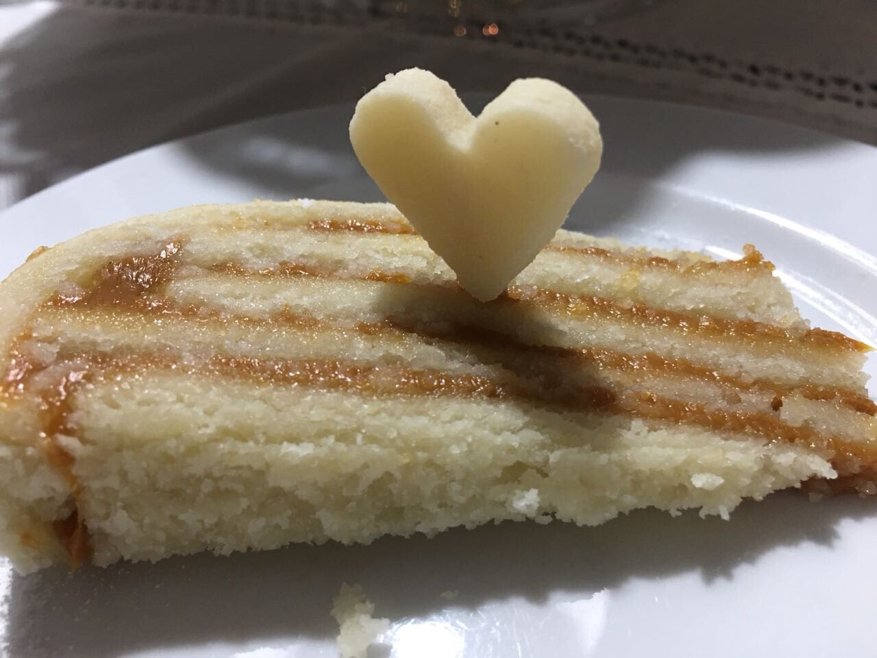 Torta mazapán manjar sin chocolate con CORAZONES 16 cm de diámetro 20 pedazos aprox