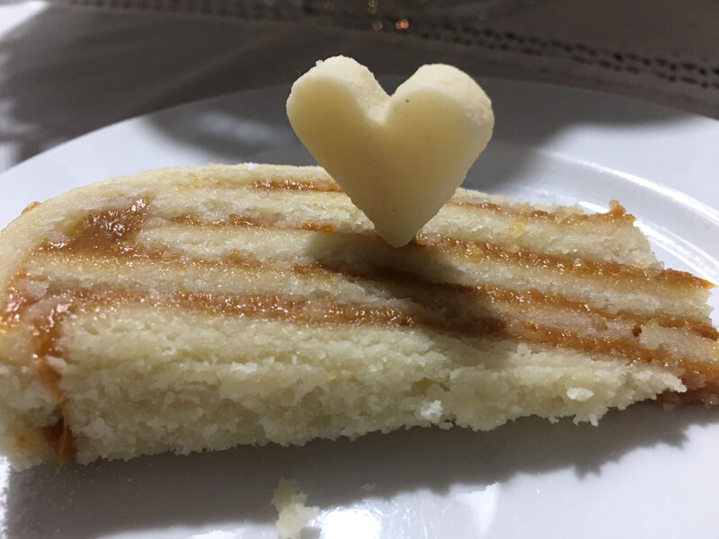 Torta mazapán manjar sin chocolate con CORAZONES 16 cm de diámetro 20 pedazos aprox
