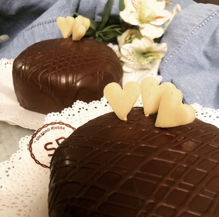 Torta mazapán manjar bañada en chocolate con CORAZONES  de 11 cm de diámetro para 10 pedazos aprox