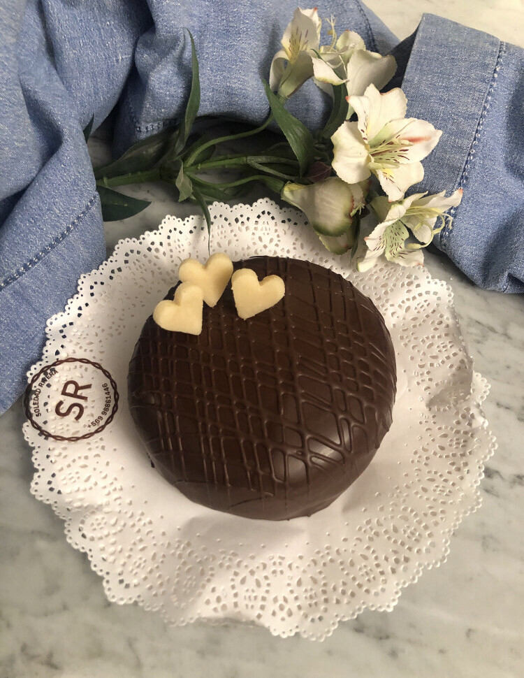 Torta mazapán manjar bañada en chocolate con CORAZONES de 16 cm de diámetro para 20 pedazos aprox