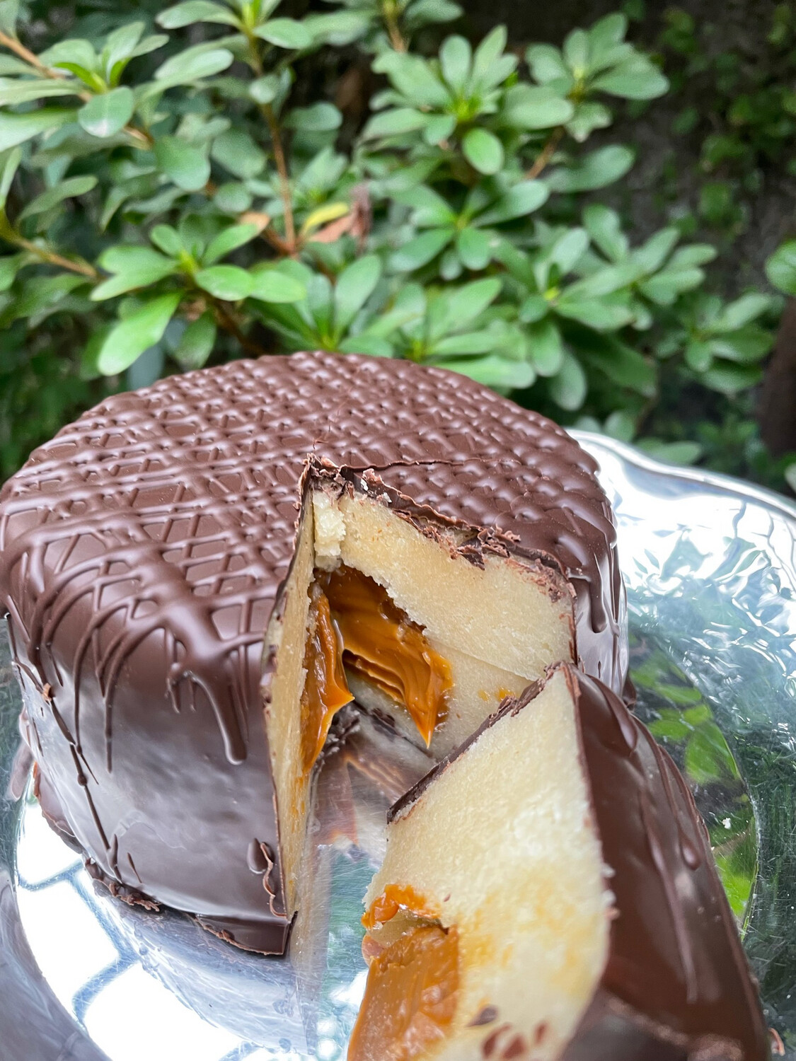 Torta centro mazapán bañada en chocolate