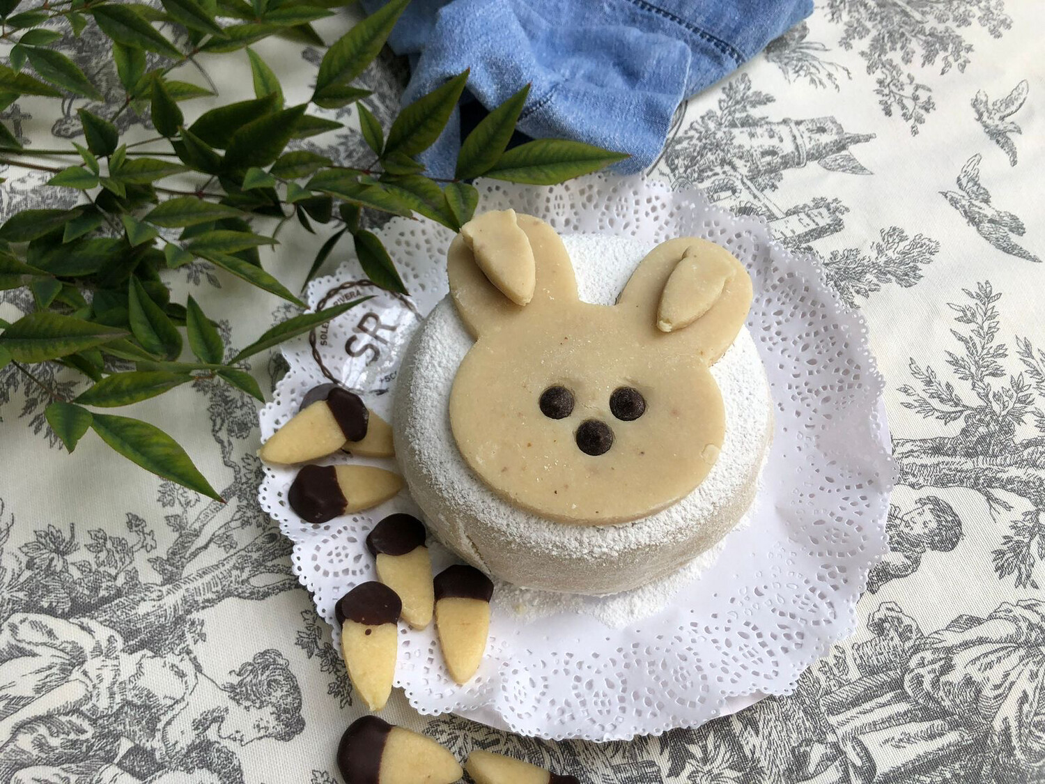 Torta de mazapán con manjar 10 pedazos con conejo de mazapán