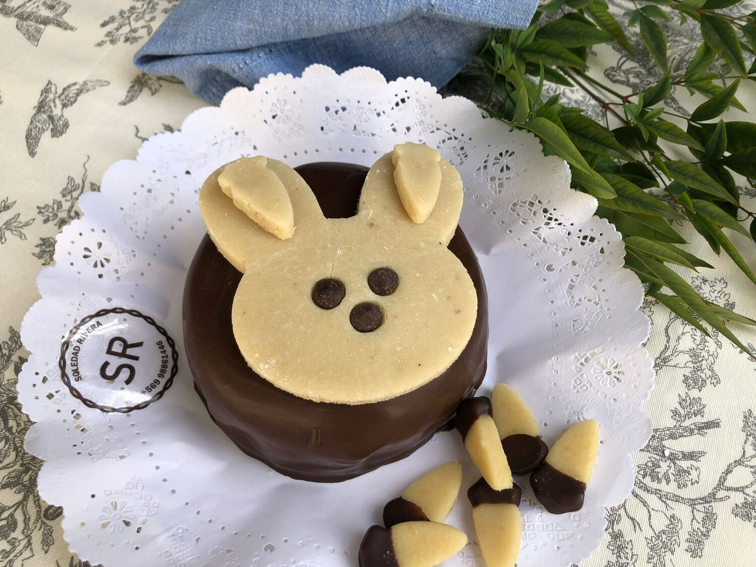 Torta de mazapán con manjar 10 pedazos bañada en chocolate con conejo de mazapán