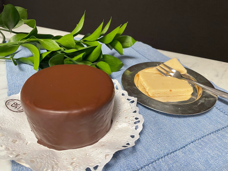 Mini Torta Puro mazapán bañada en chocolate 10 centímetros diámetro 
