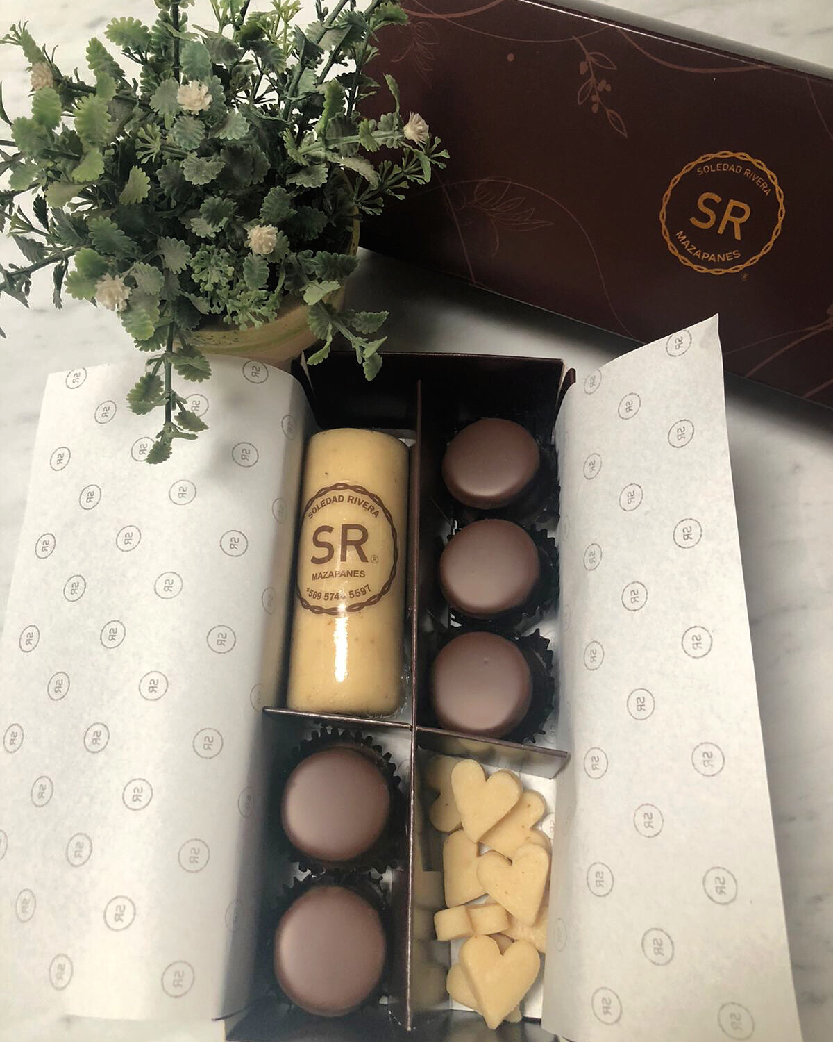 caja con un barra mazapán 150 grs, 9 corazones de puro mazapán y 5 alfajores
