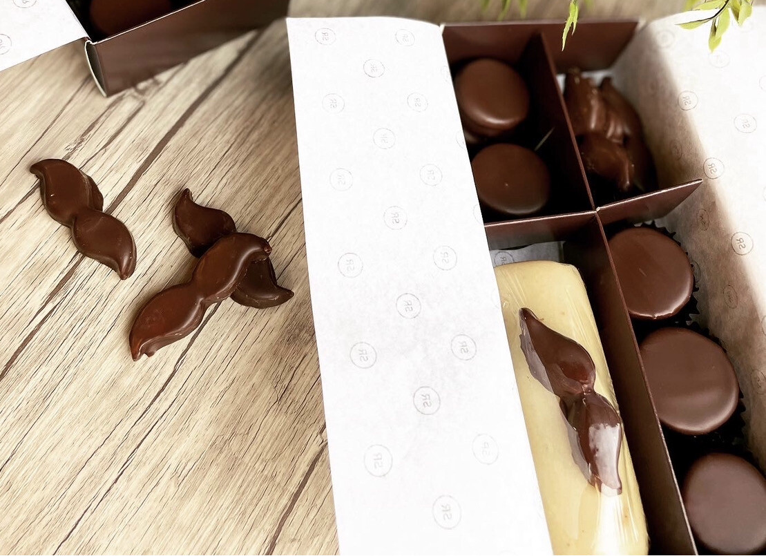 caja surtida barra mazapán, 5 alfajores y 4  bigotes de mazapan bañadas en chocolate SKU 00044