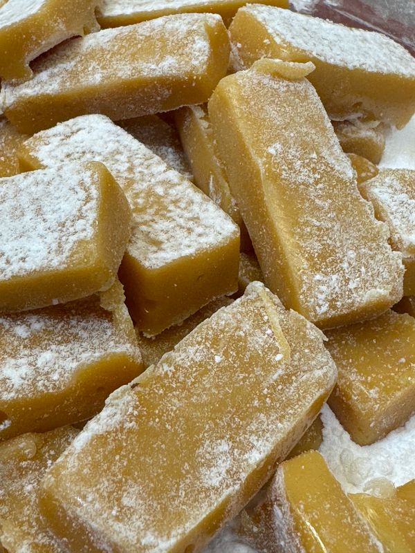Calugas de leche envueltas en papel mantequilla