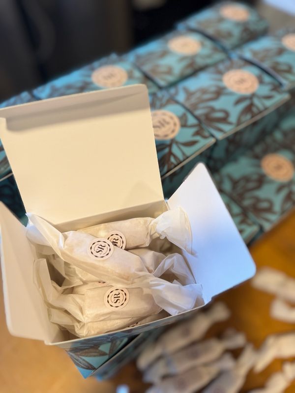 Caja celeste con 10 Calugas de leche