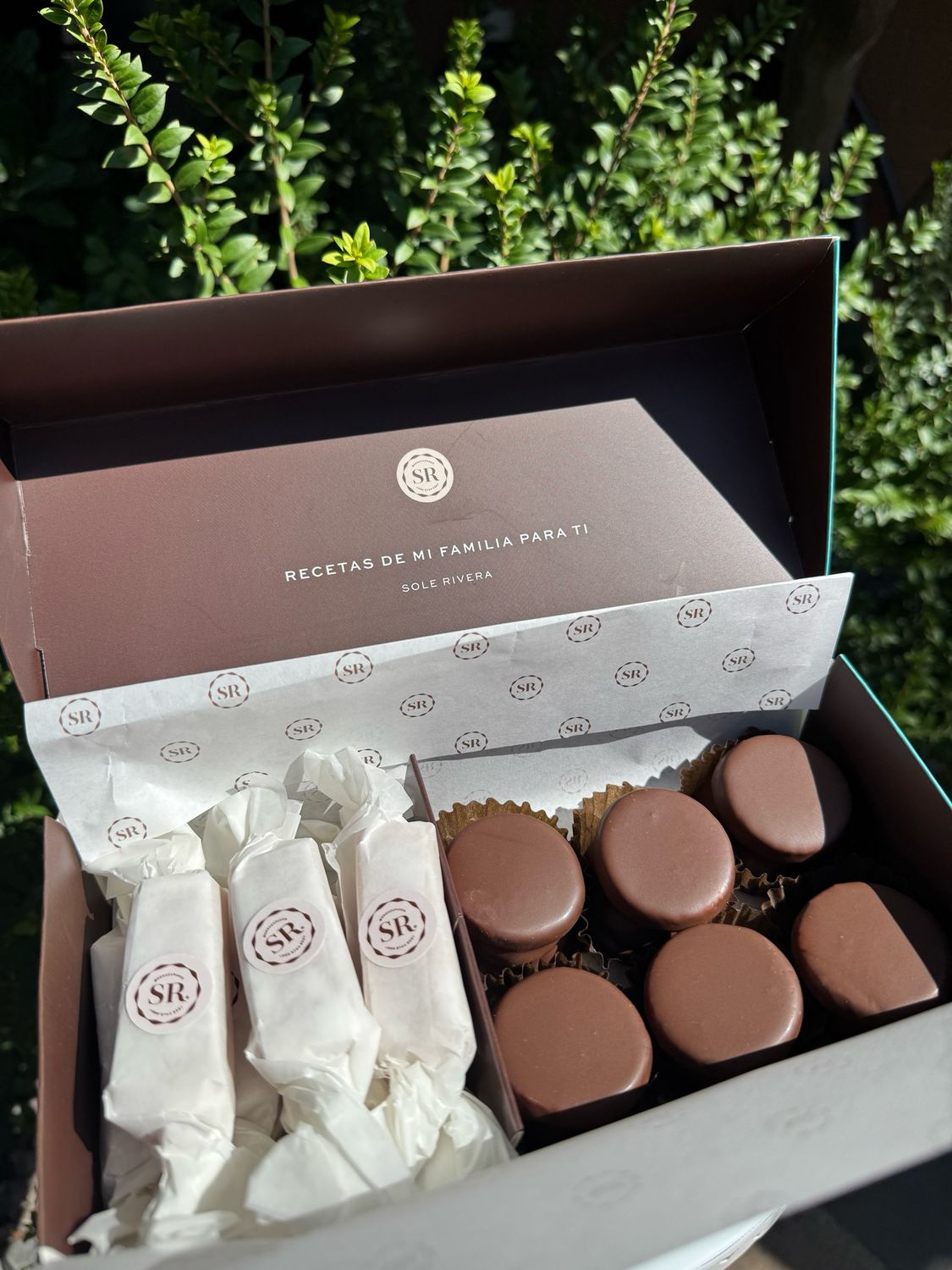 Caja rectangular con 10 Calugas y 6 alfajores