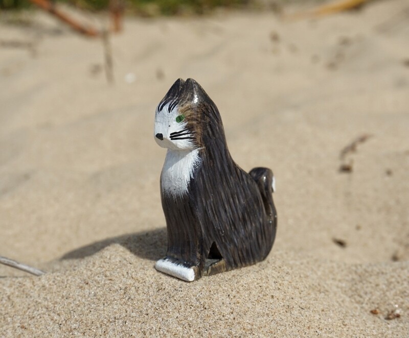 Wooden cat figurine (dark paint)