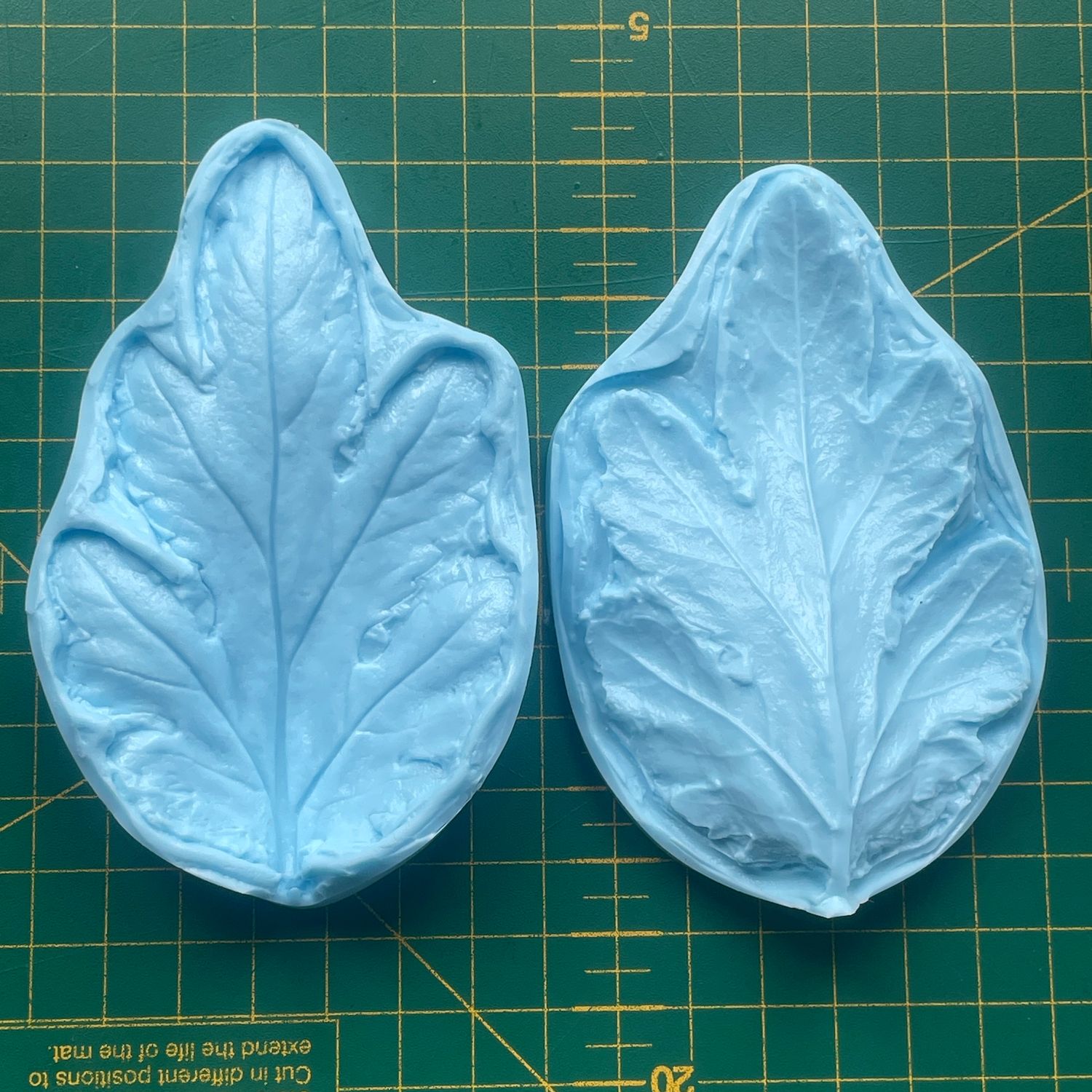 Chrysanthemum Leaf Veiner L + Cutter ( Optional )