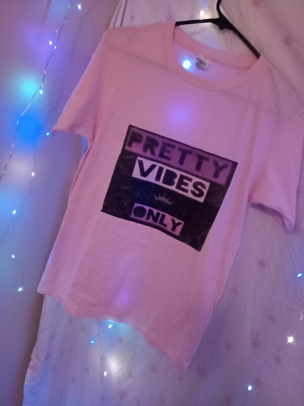 Pink shirt "PRETTY VIBES ONLY"