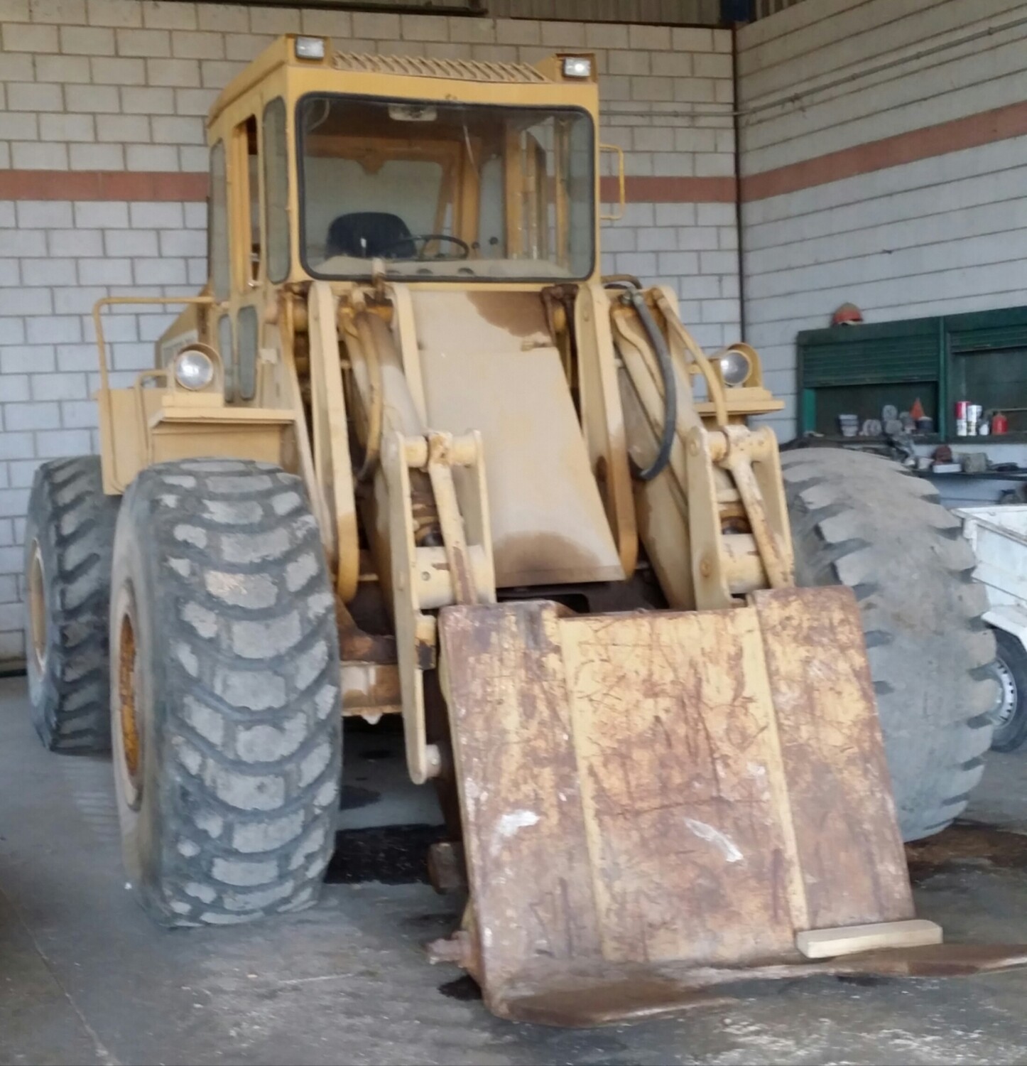 Pala cargadora VOLVO LM1641 con uñas de cantera
