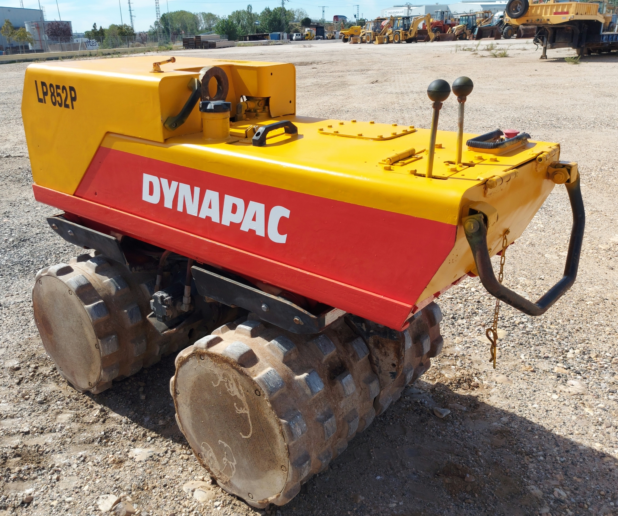 Rodillo compactador pata cabra DYNAPAC LP852 P