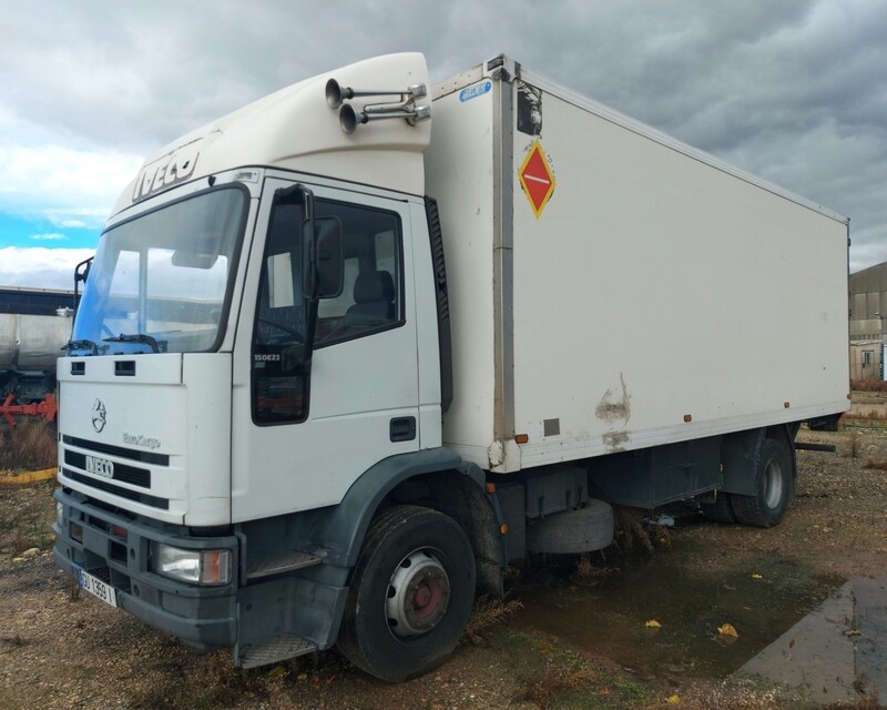 Camion caja Isotermo con trampilla elevadora IVECO 150E23