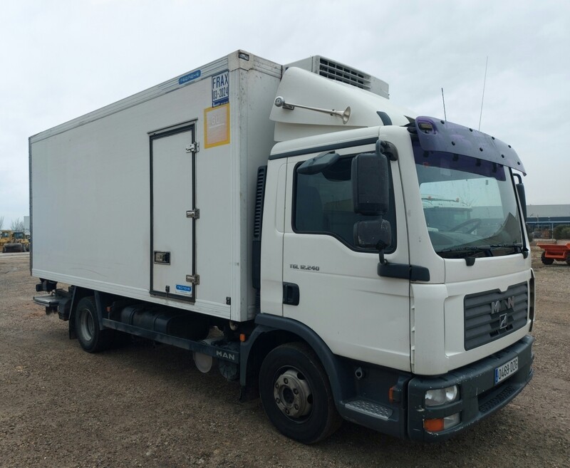 Camion frigorifico con trampilla.elevadora MAN TGL 12.240
