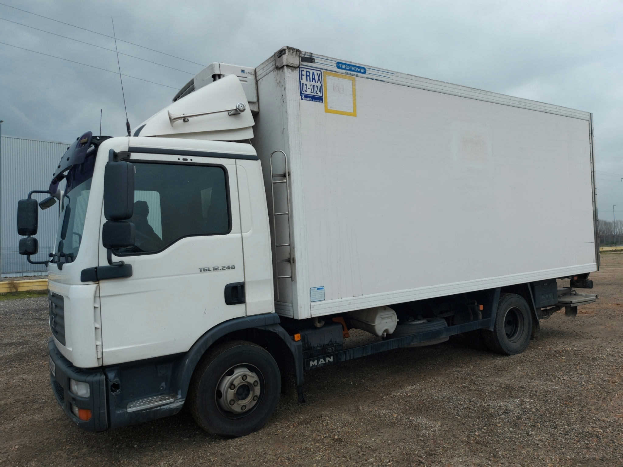 Camion frigorifico con trampilla.elevadora MAN TGL 12.240