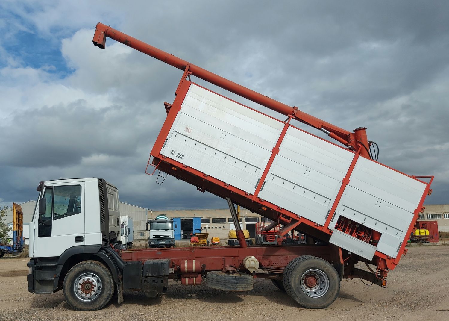 Camion basculante y repartidor piensos y cereales en altura IVECO Camion basculante y repartidor piensos y cereales en altura IVECO