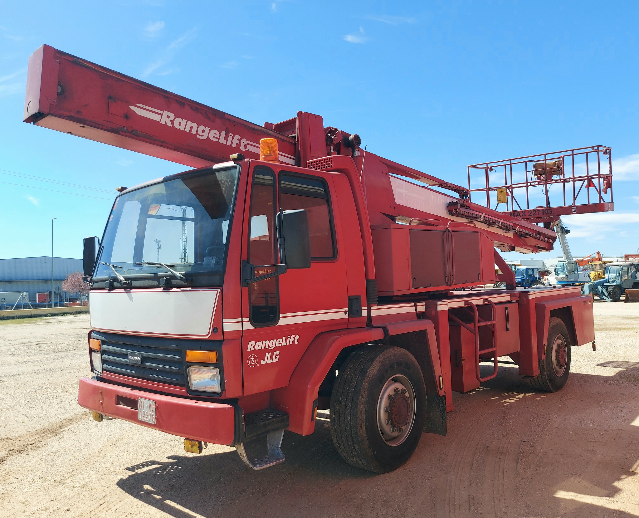 Camion 4x4 con cesta elevadora de 26 metros de altura JLG