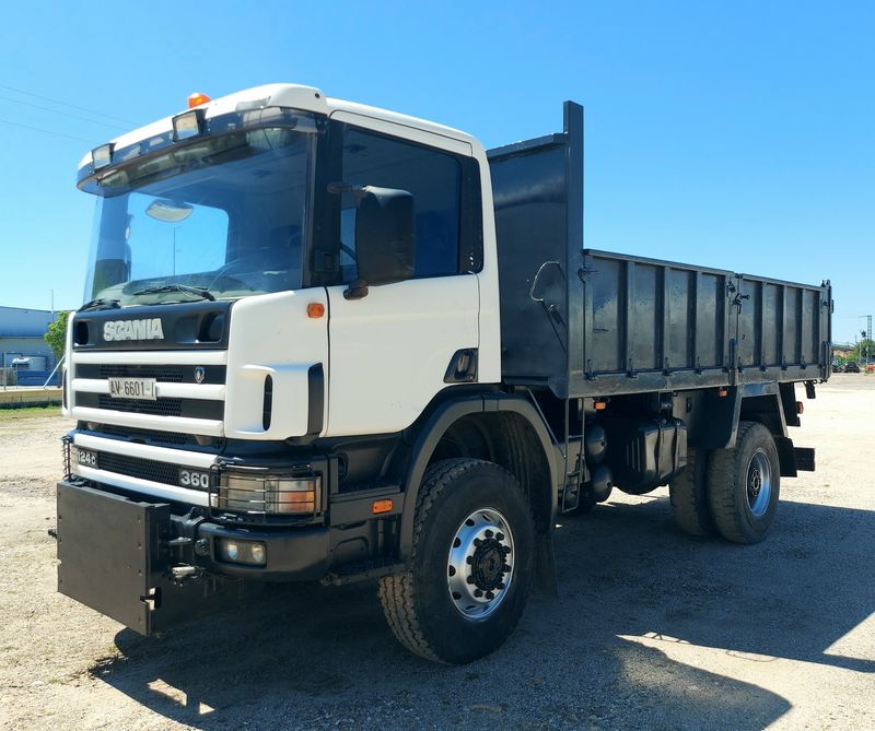 Camion 4X4 basculante  SCANIA P124CB