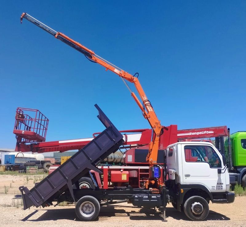 Camion grua basculante 3.500 kg NISSAN