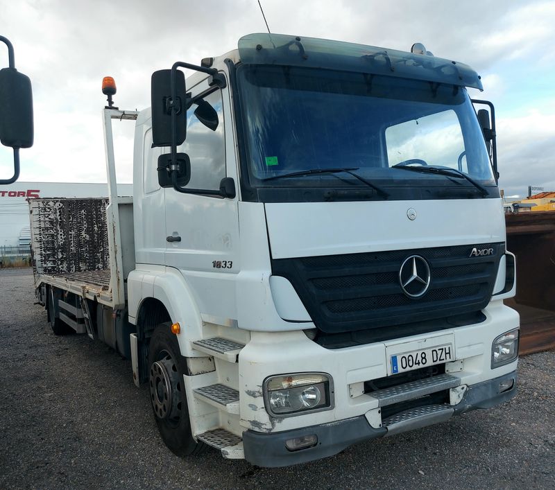 Camion portamaquinaria MERCEDES BENZ AXOR 1833 con cabrestante