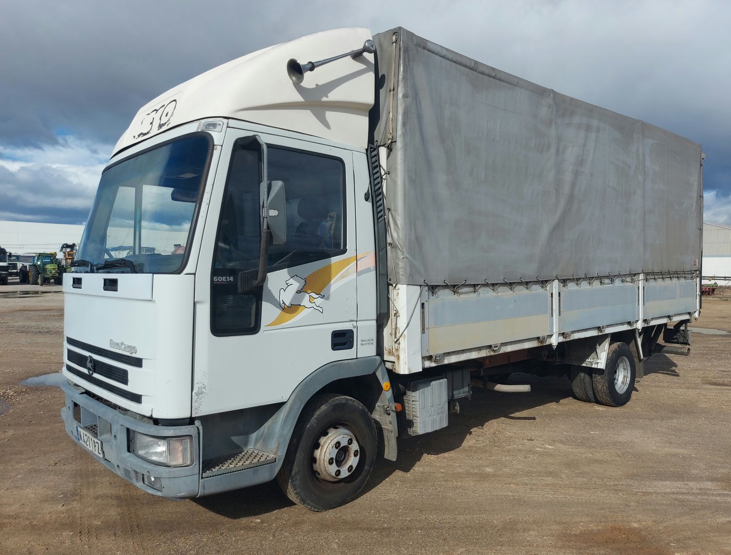 Camion con trampilla elevadora y caja con lonas IVECO 60E14
