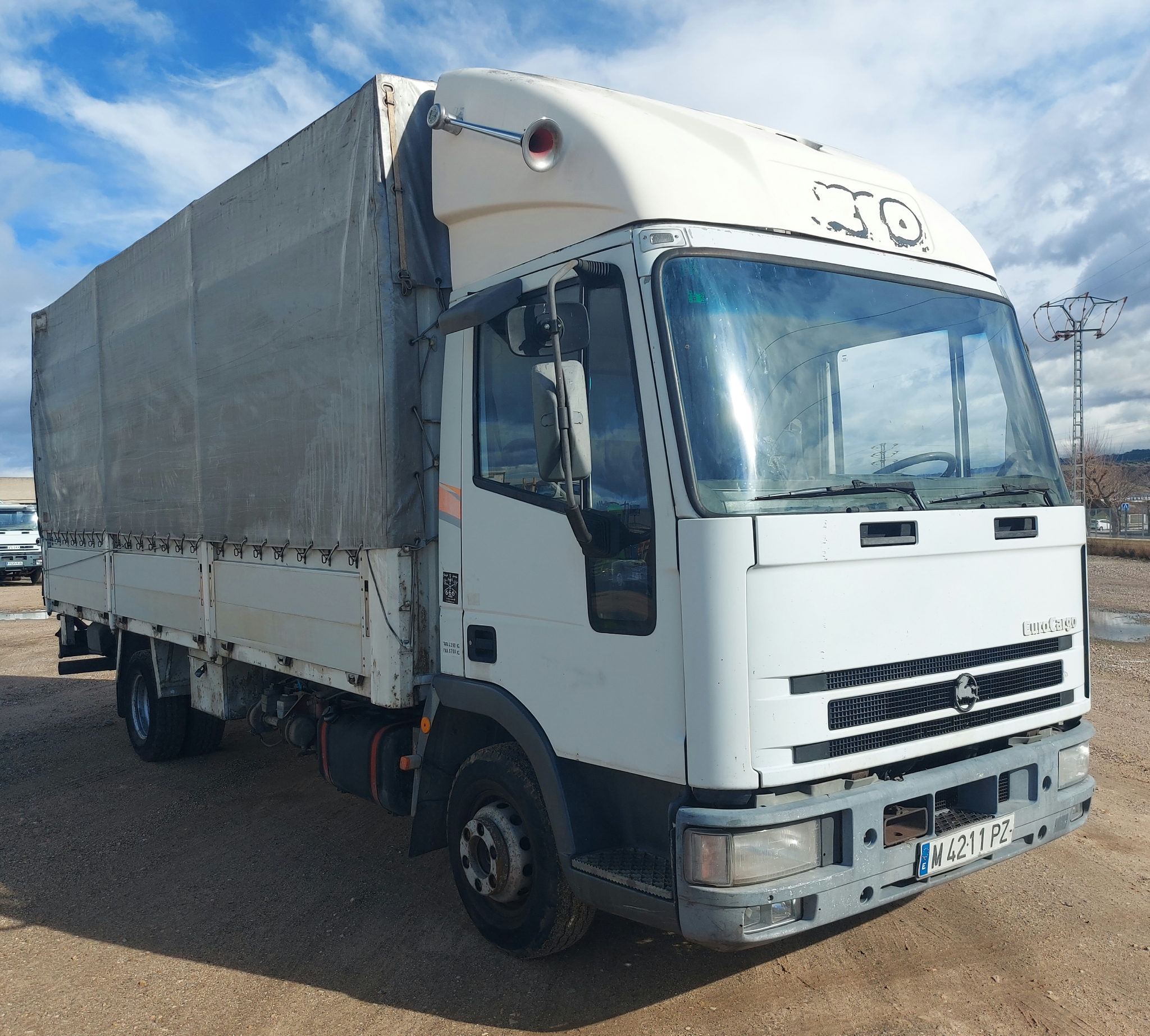 Camion con trampilla elevadora y caja con lonas IVECO 60E14