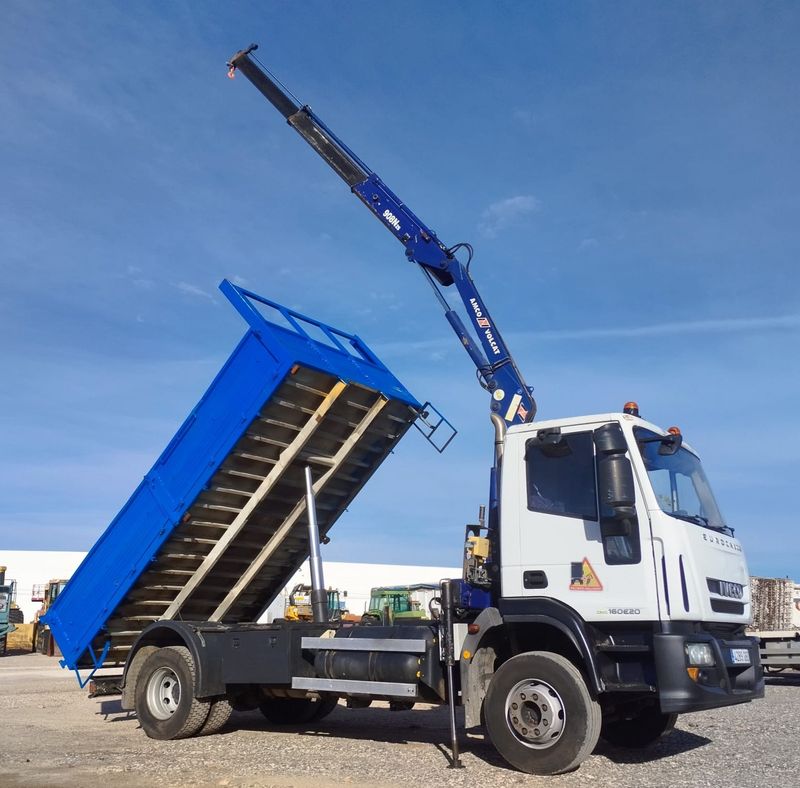 Camion grua basculante con etiqueta ambiental IVECO ML160E20 GNC