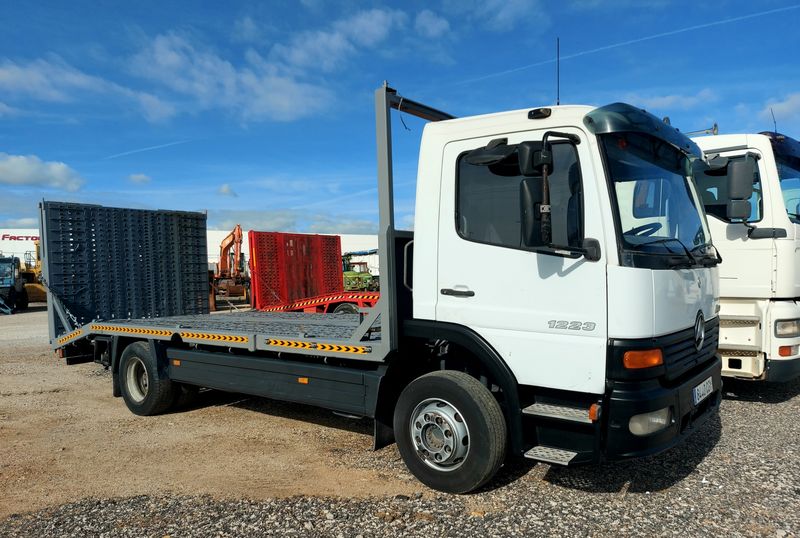 Camion portamaquinaria MERCEDES BENZ Atego 1223