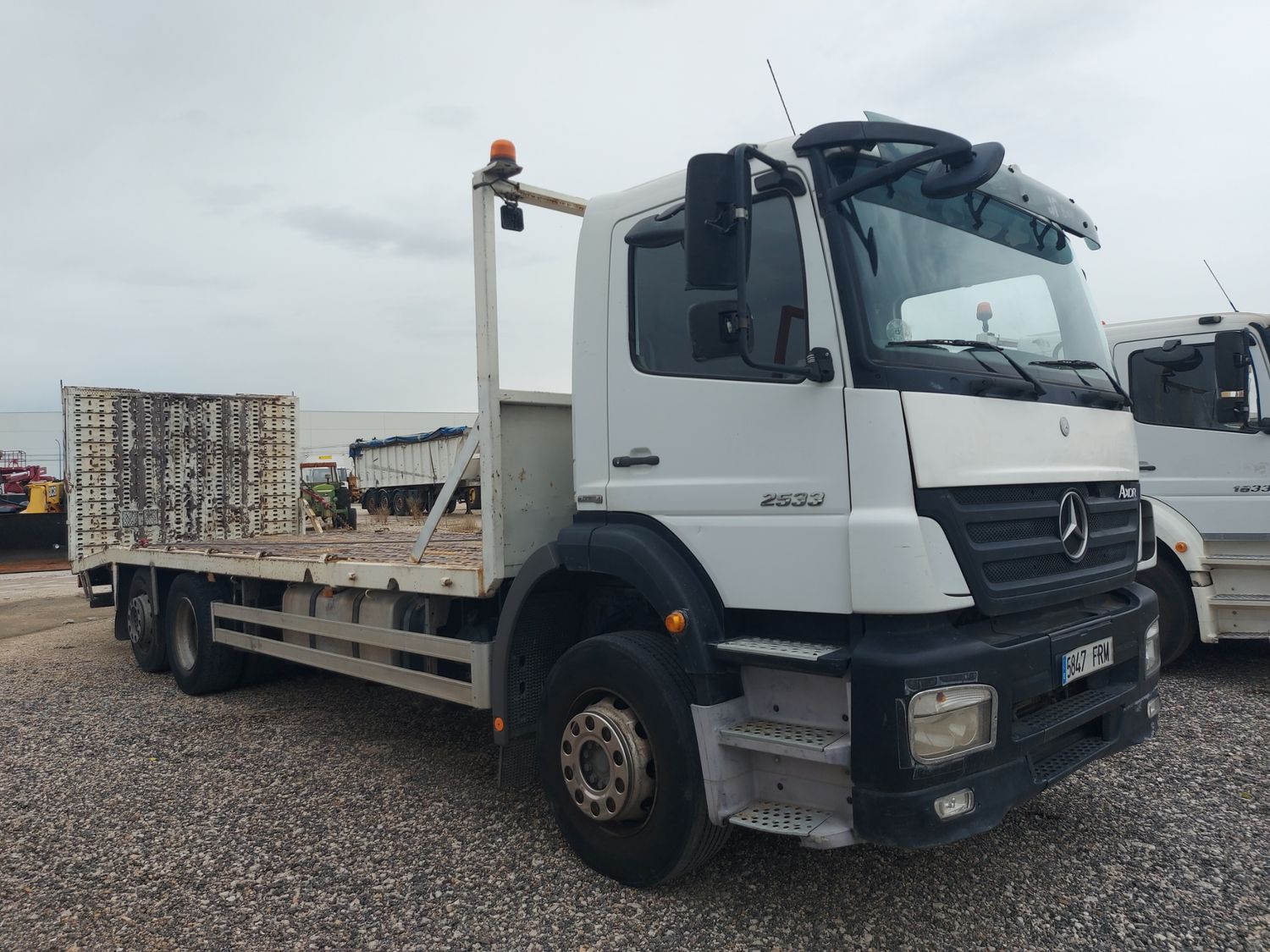 Camion portamaquinaria 3 ejes MERCEDES BENZ Axor 2533
